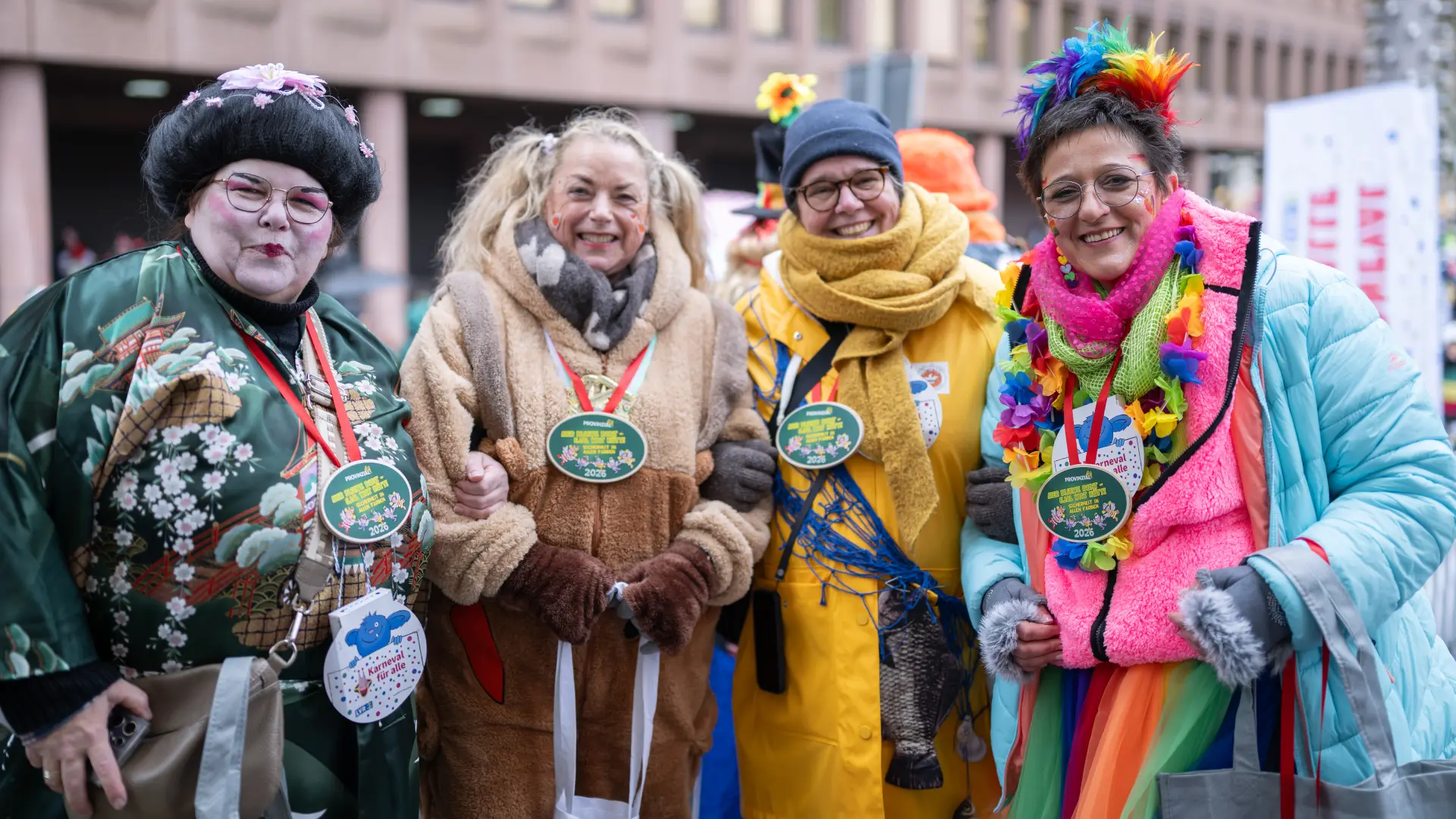 Drei gut gelaunte verkleidete Frauen beim Rosenmontagszug in Düsseldorf 2026.