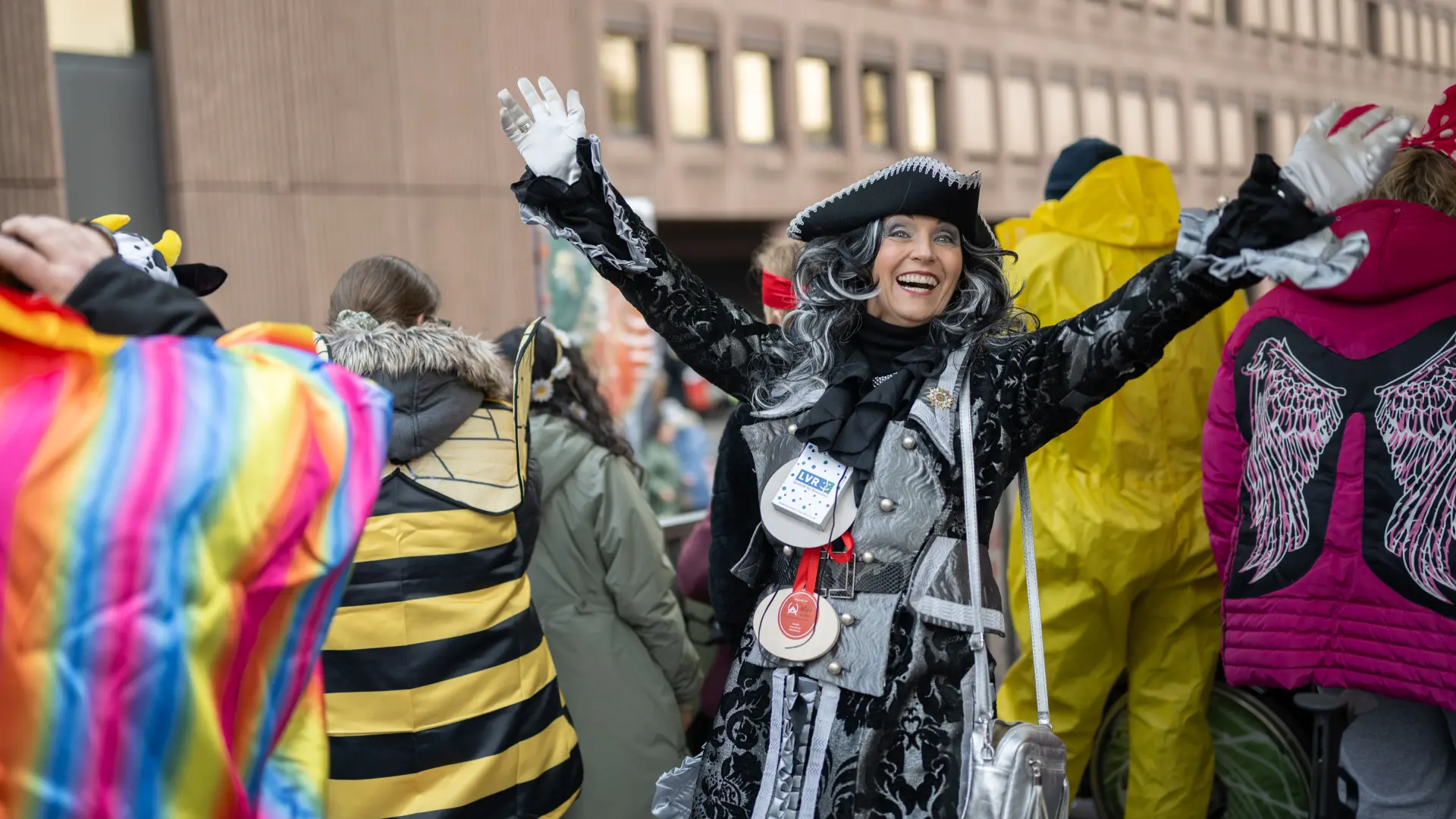 Die LVR-Direktorin Ulrike Lubek feiert als Piratin verkleidet beim Kölner Rosenmontagszug mit.