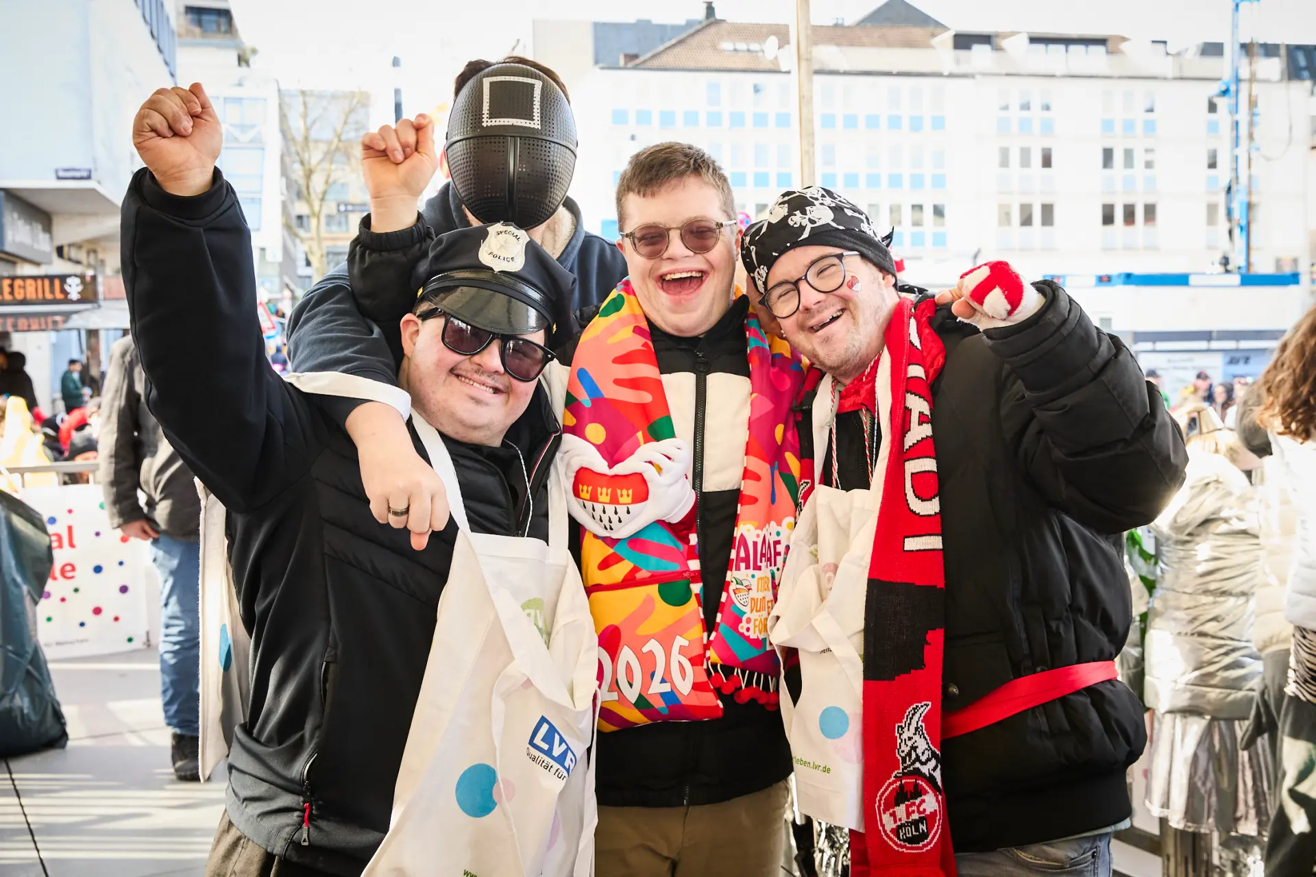Feiernde und verkleidete Menschen bei den Schull un Veedelzöch 2026.