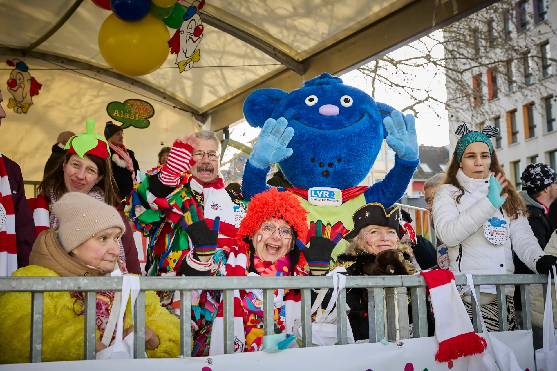 Feiernde und verkleidete Menschen auf der Tribüne bei den Schull un Veedelzöch 2026.