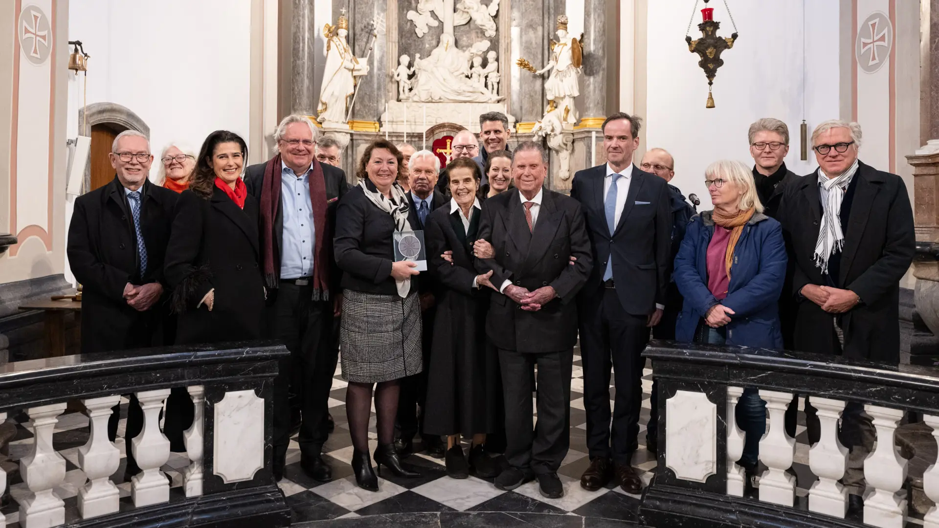 Eine Gruppenfoto von vielen Menschen in einer Kirche.
