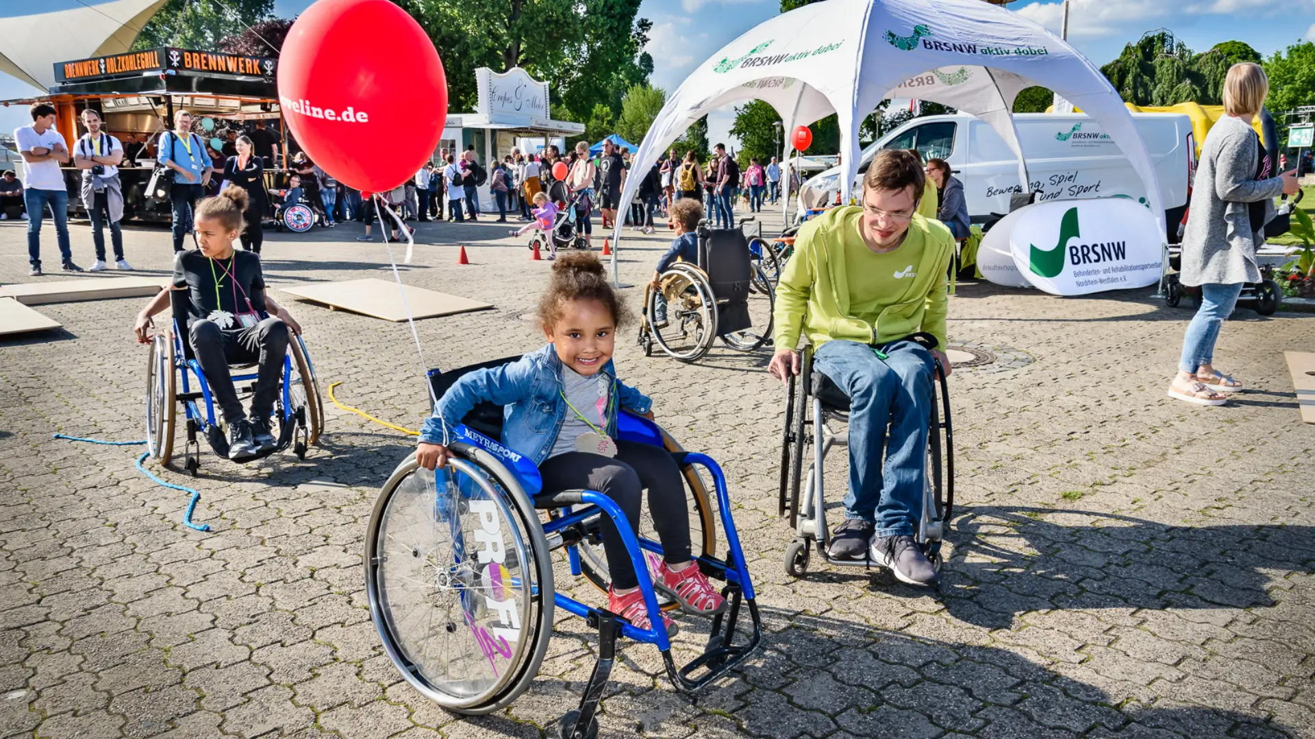 Beim Cup der Vielfalt gibt es nicht nur Wettbewerbe. Die Gäste dürfen auch alle möglichen Sportarten ausprobieren. Auf dem Bild sieht man Kinder im Rollstuhl. Sie spielen Basketball.