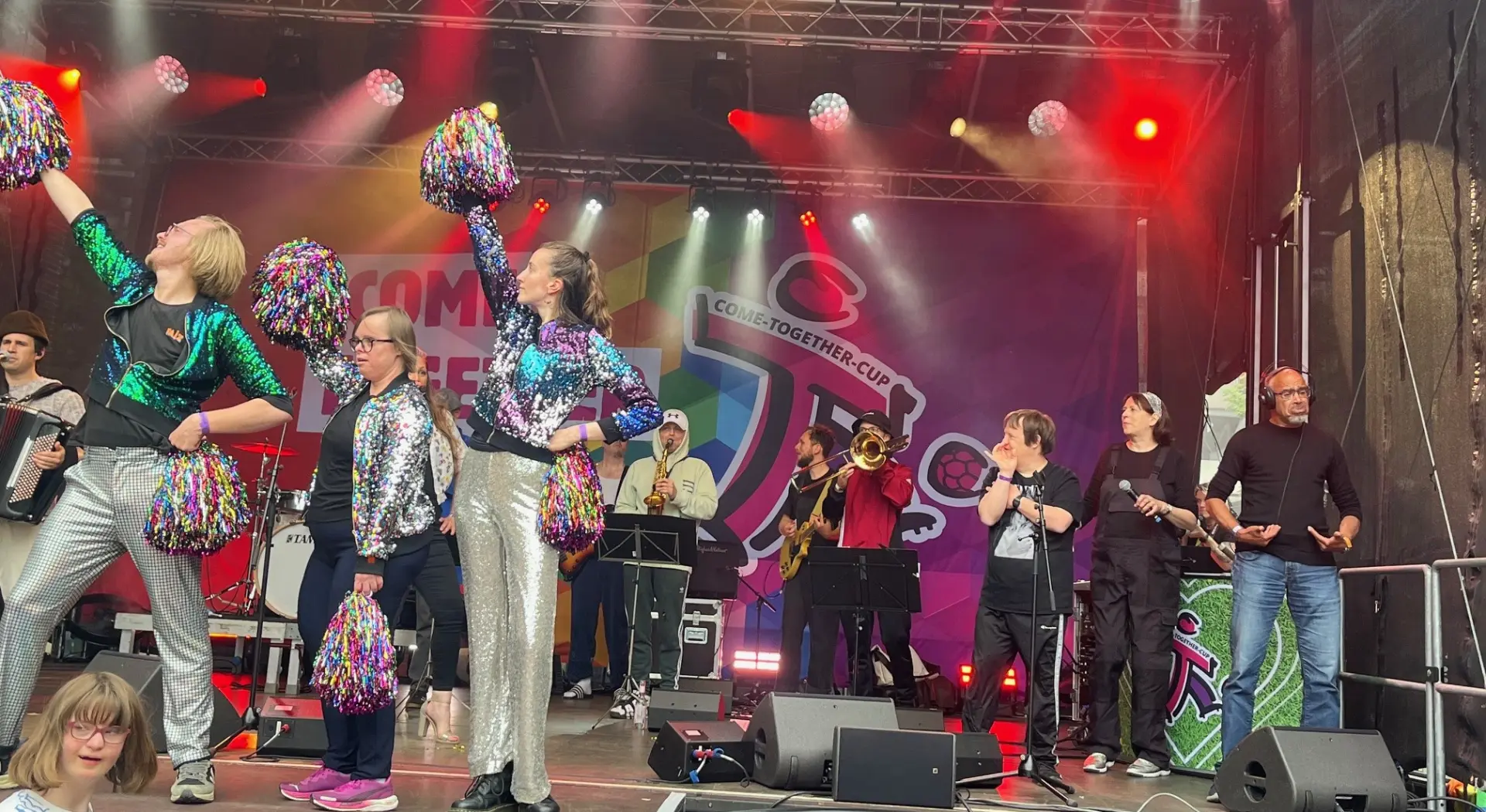 Die inklusive Band Tanzorchester Paschulke steht auf der Bühne. 