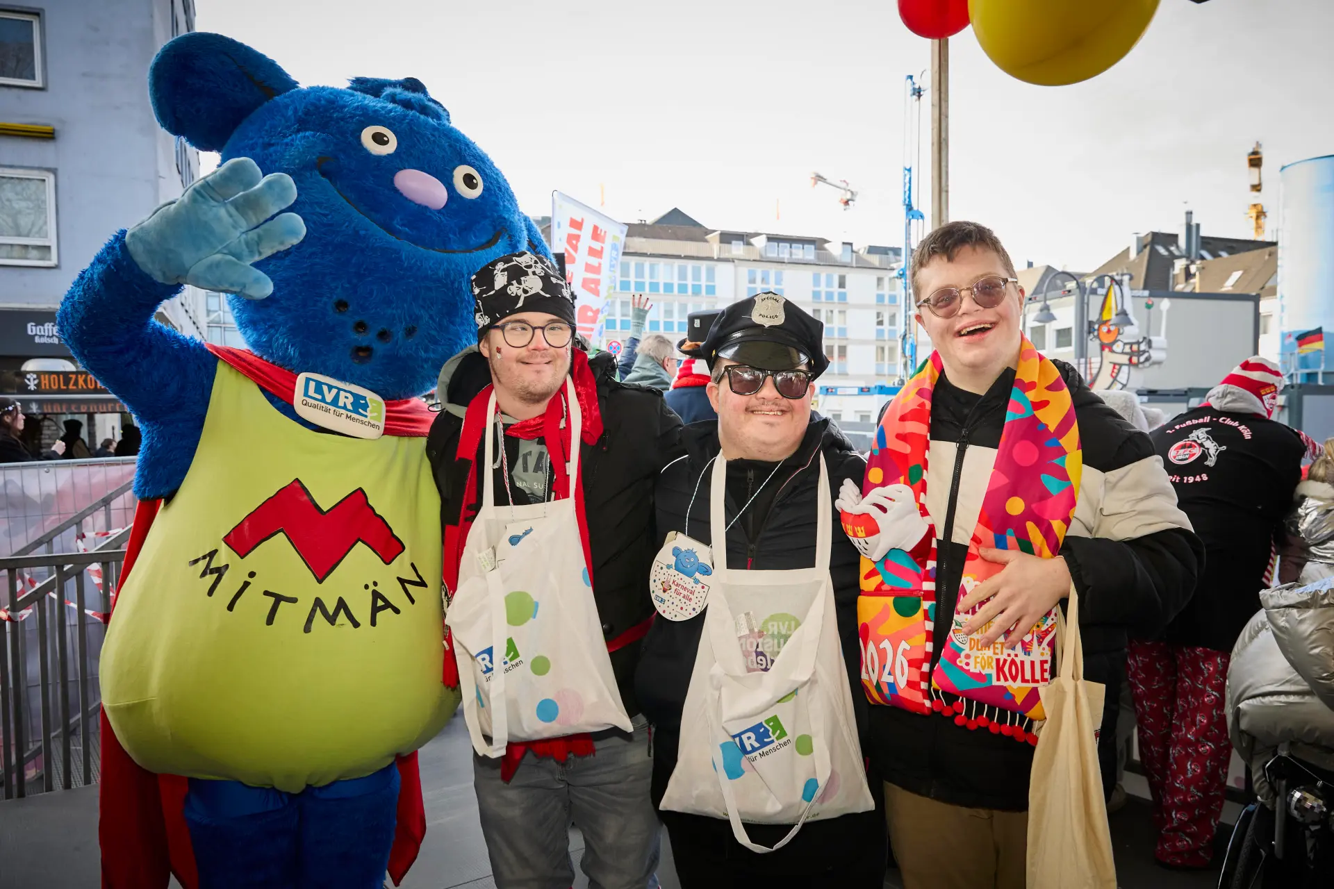 Das LVR-Maskottchen Mitmän feiert mit den Jecken von der Rheinenergie-Tribüne. 
