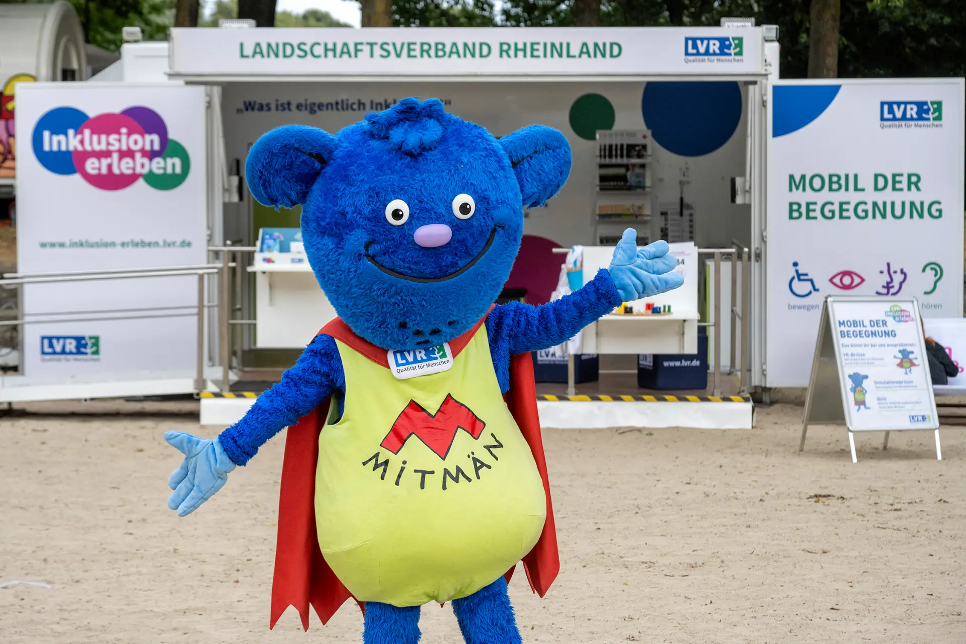 Eine Frau und ihr Kind spielen ein Brettspiel. Sie können die Figuren ertasten, weil jede Farbe gesondert gekennzeichnet ist. 