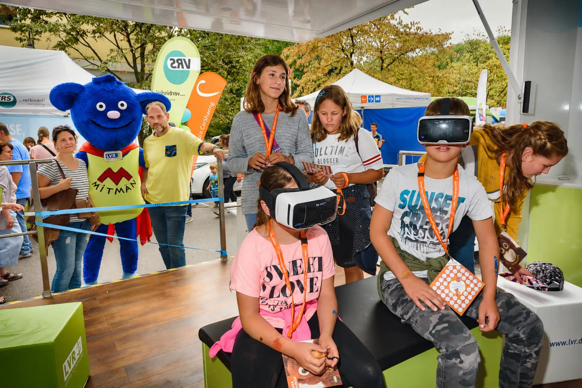 Ein Mädchen testet die Virtual-Reality-Brillen des LVR auf dem "Mobil der Begegnung"