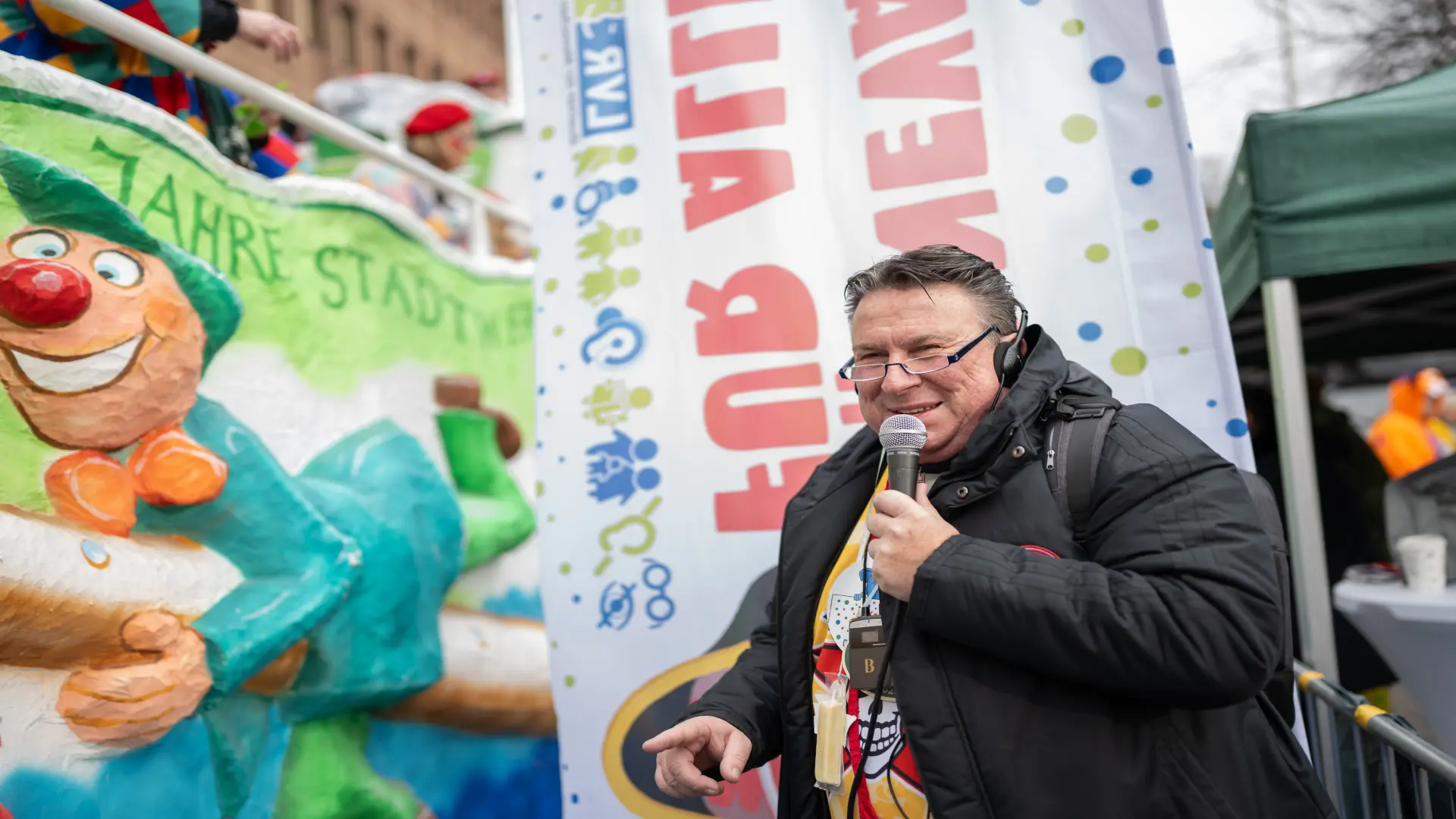 Blindenreporter Frank Breuers begleitet den Rosenmontagszug in Düsseldorf. 