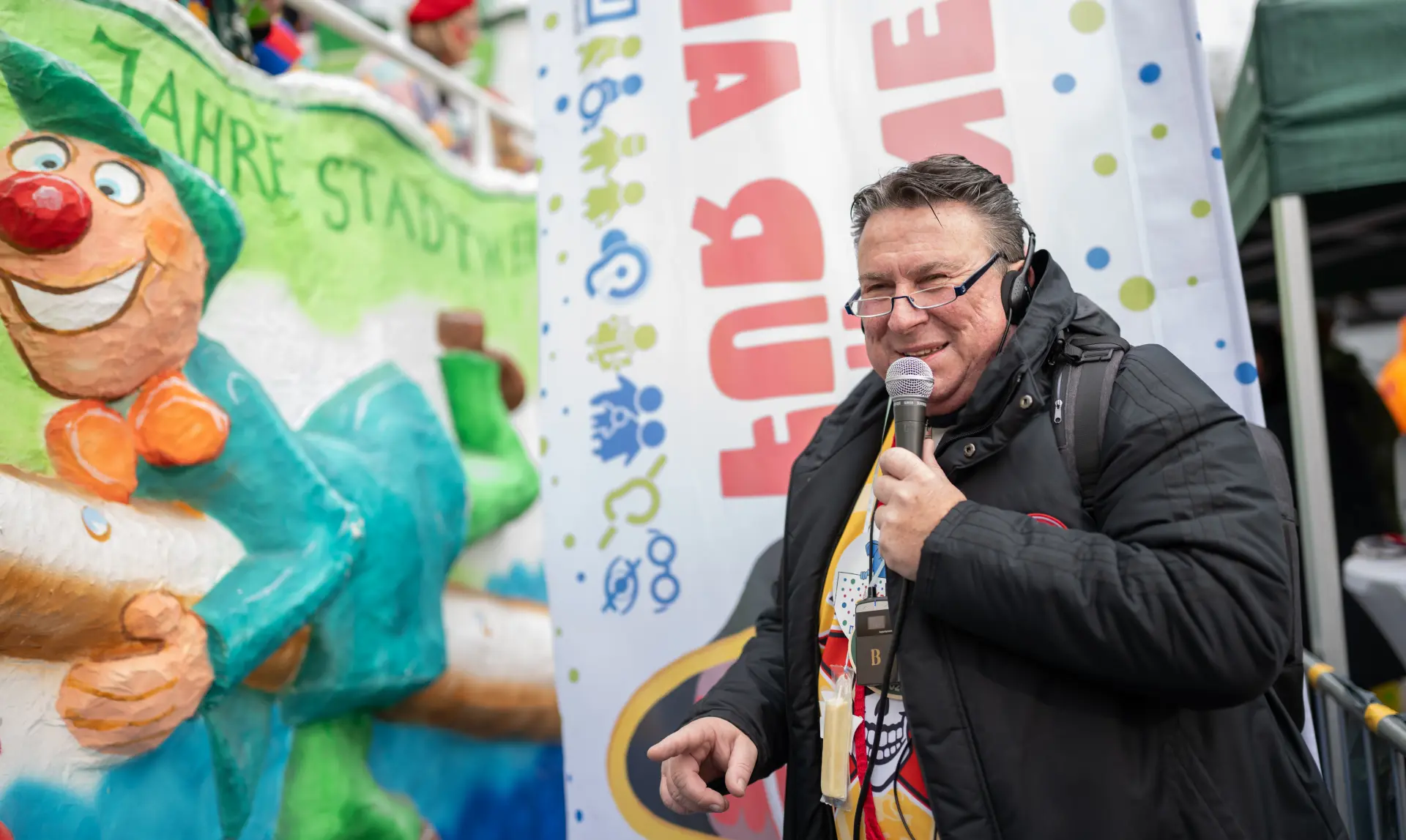 Auf dem Bild sieht man Blindenreporter Frank Breuers. Er begleitet den Rosenmontagszug in Düsseldorf mit einer Blindenreportage. 