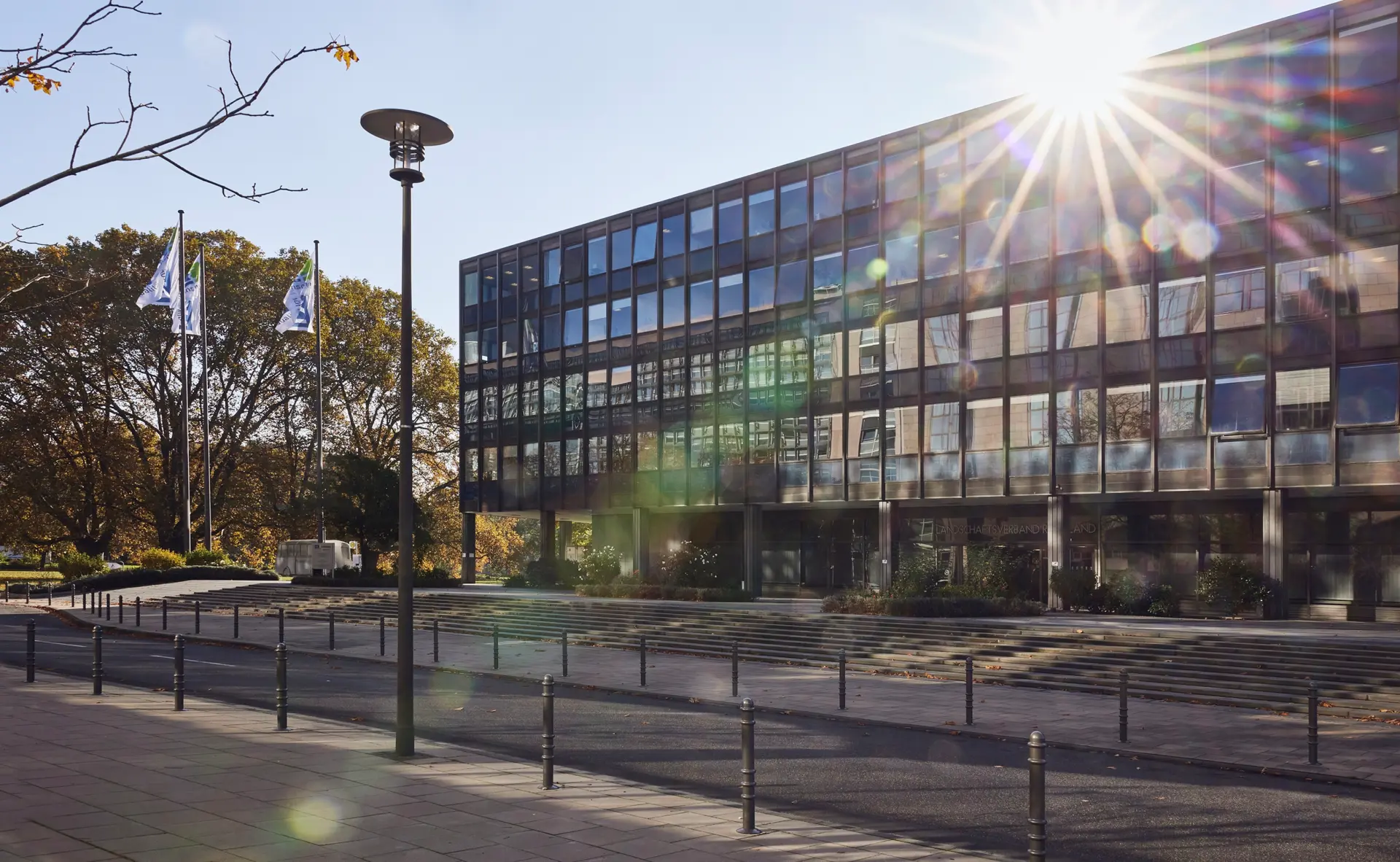 Der Eingang des LVR-Landeshauses in Köln-Deutz.