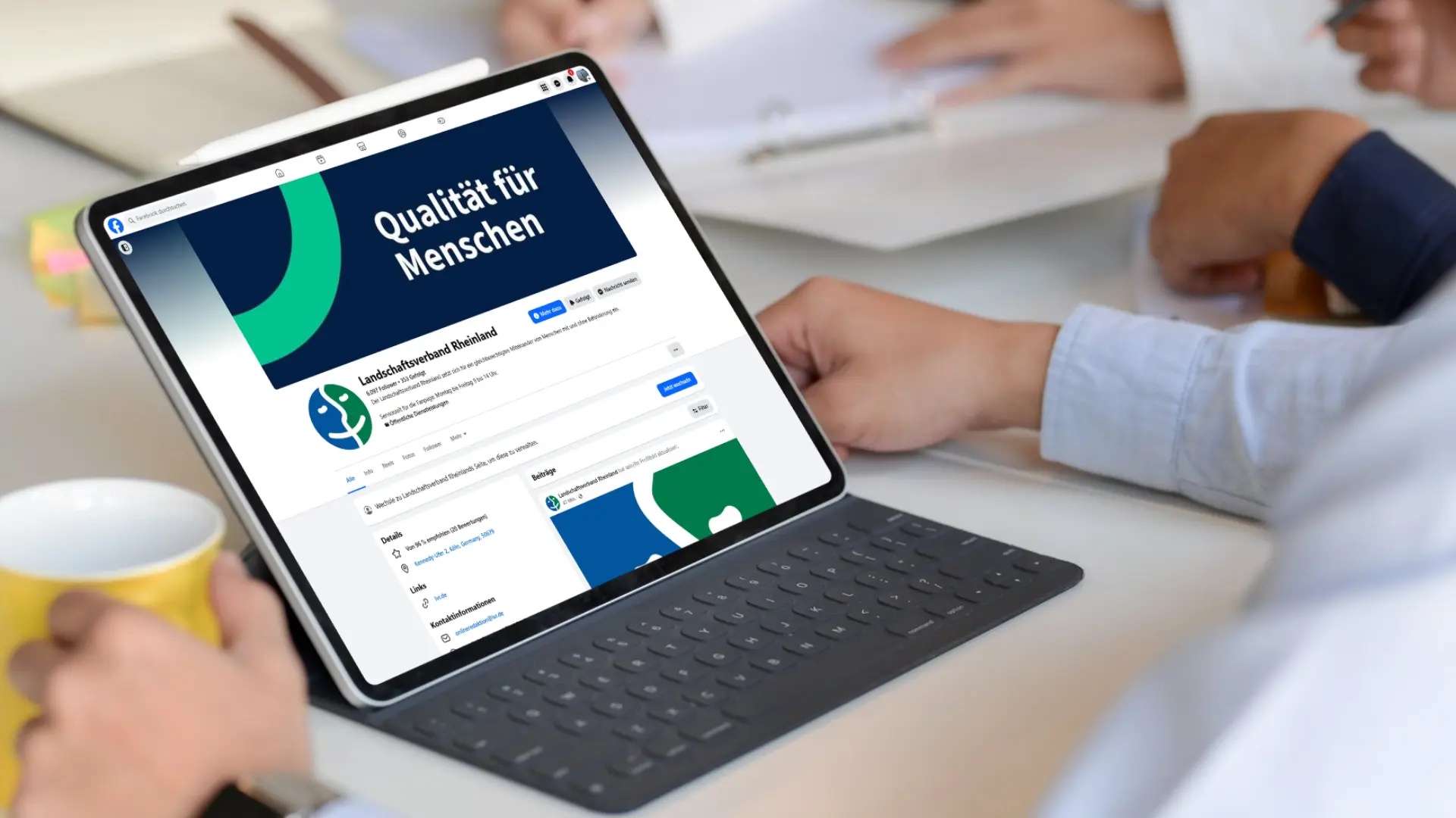 Facebook-Seite des Landschaftsverbands Rheinland auf einem Tablet