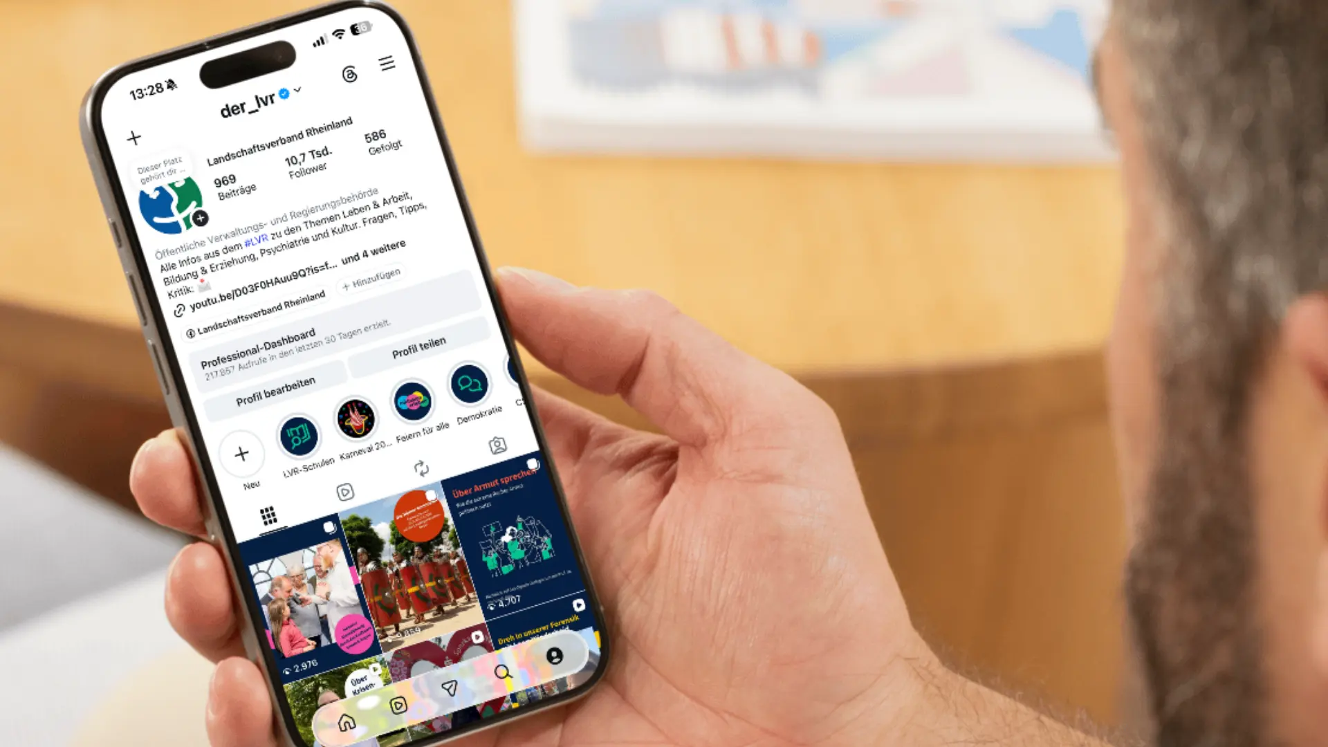 Instagram-Profil des Landschaftsverbands Rheinland auf einem Smartphone.
