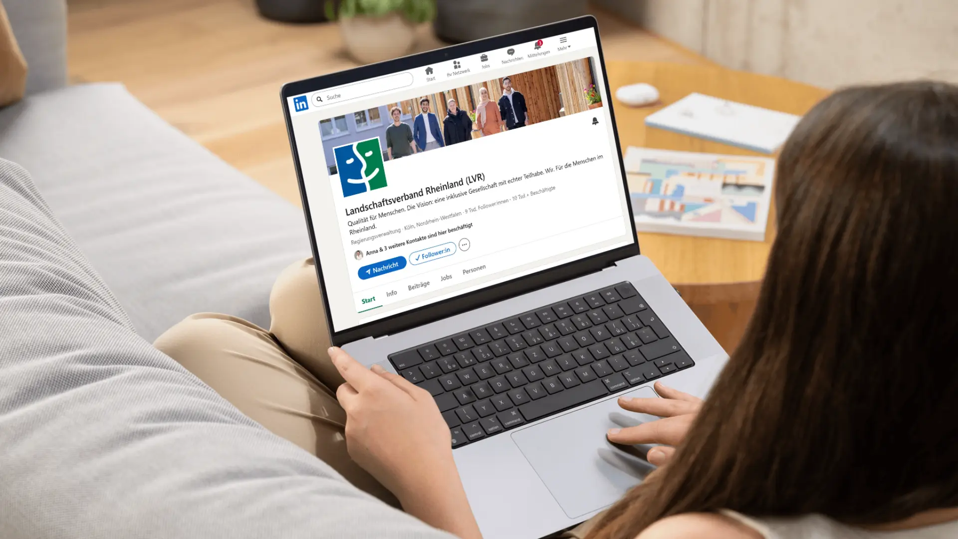LinkedIn-Unternehmensseite des Landschaftsverbands Rheinland auf einem Laptop.
