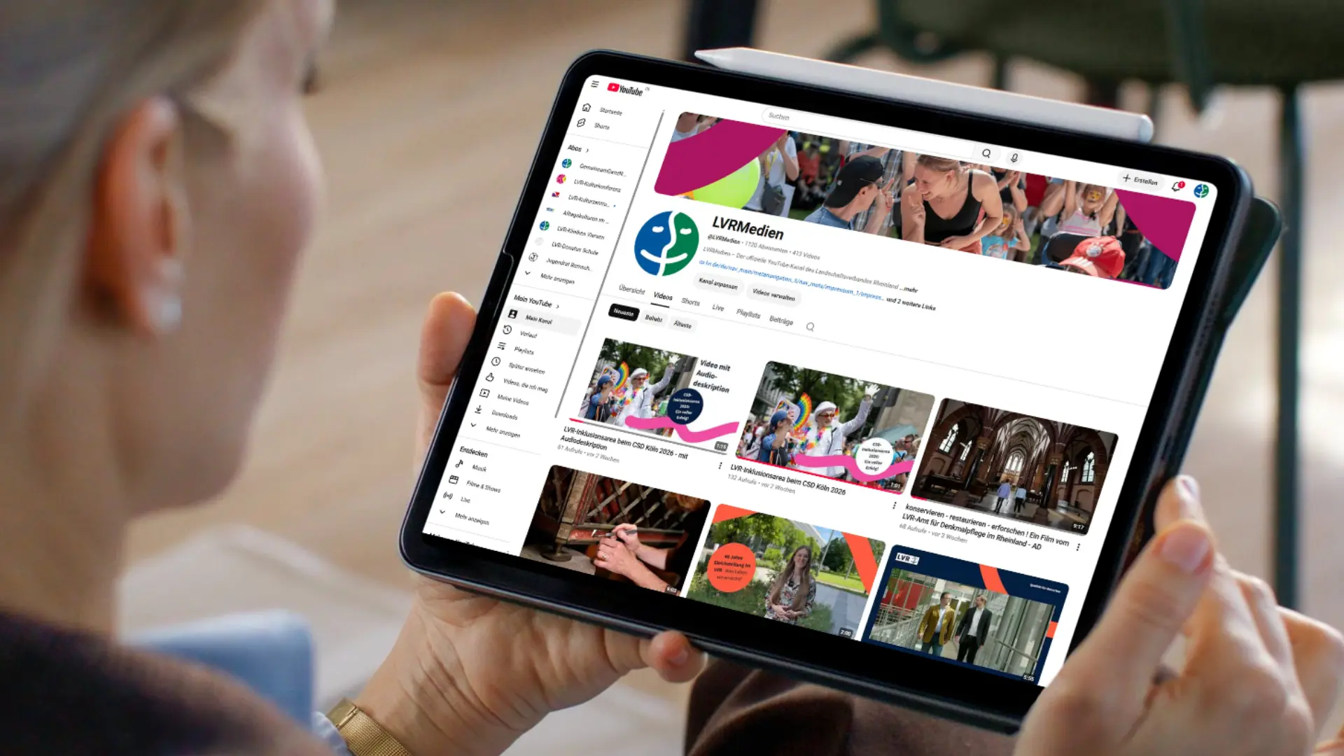 YouTube-Kanal LVRMedien des Landschaftsverbands Rheinland auf einem Tablet.