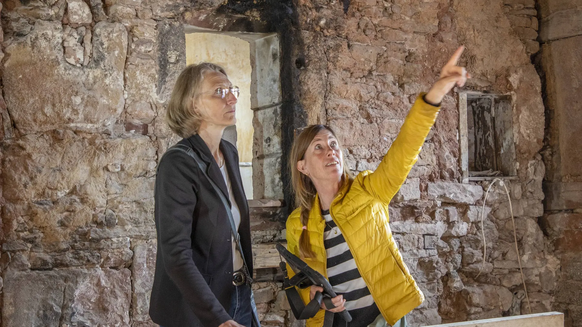 Foto: Zwei Frauen stehen in einem alten Gebäude