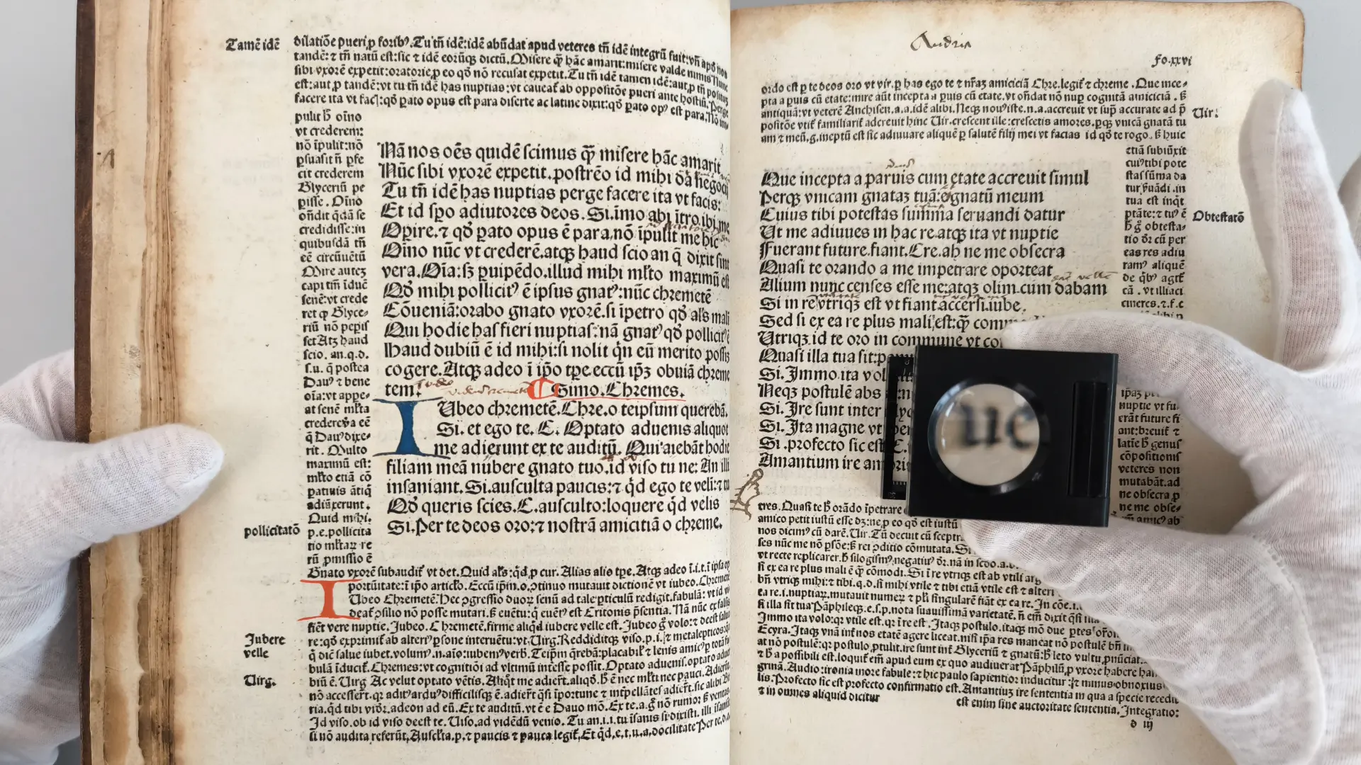 Foto: ein sehr altes aufgeschlagenes Buch
