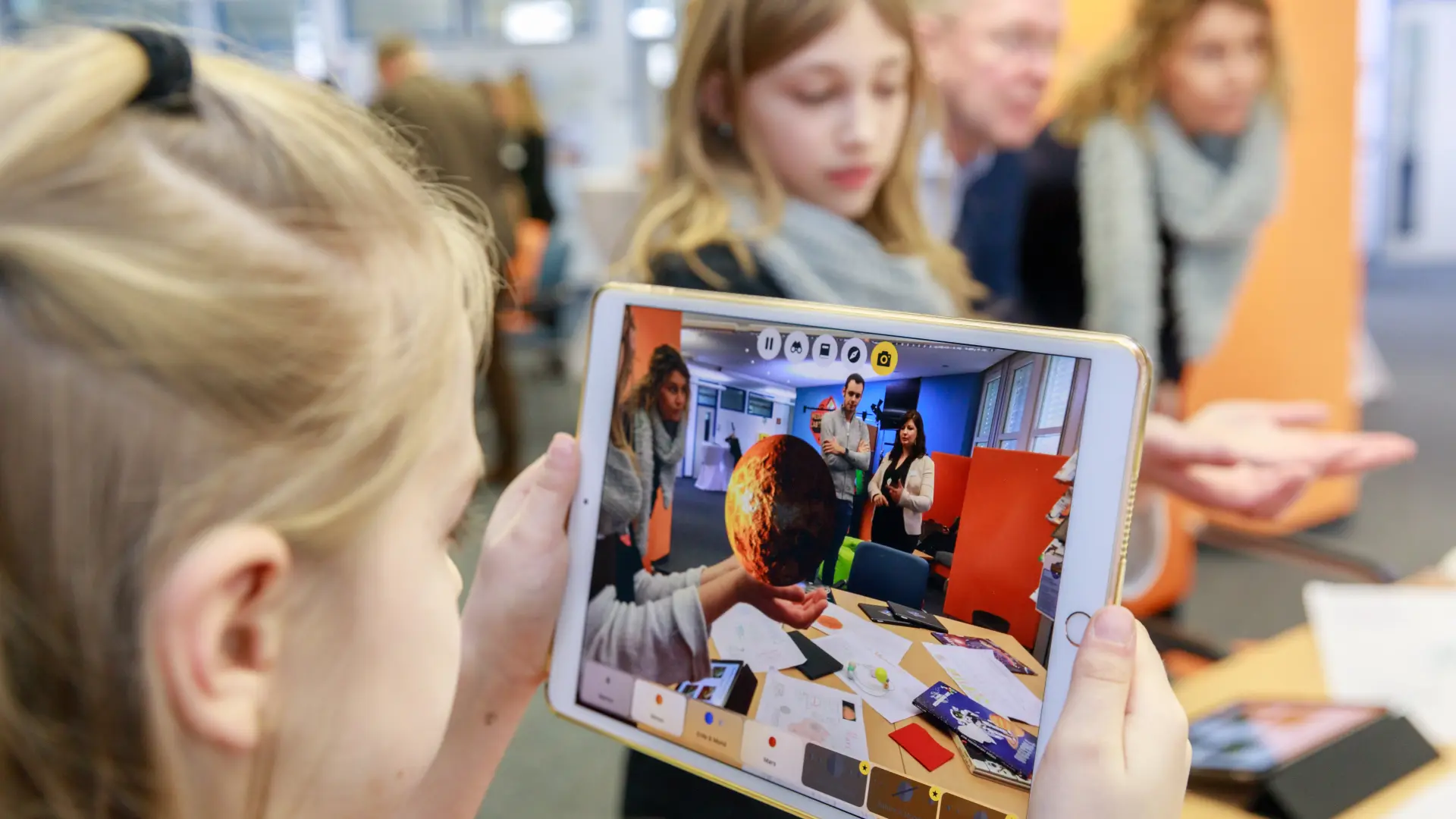 Foto: Ein junges Mädchen arbeitet an einem Tablet.