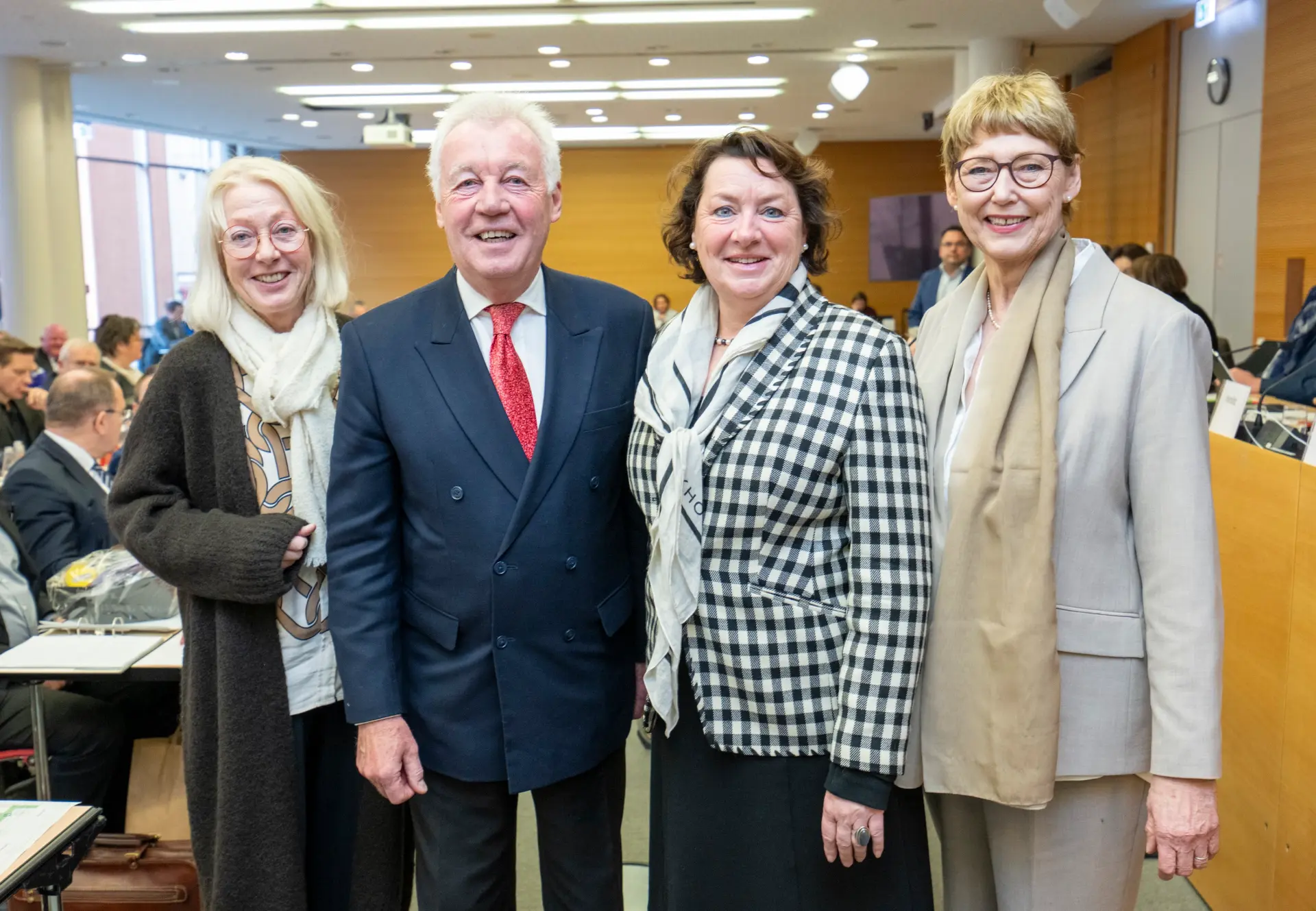 Auf dem Bild ist die Vorsitzende der Landschaftsversammlug Rheinland Anne Henk-Hollstein, der  1. stellvertretende Vorsitzender Prof. Dr. Jürgen Wilhelm, die 2. stellvertretende Vorsitzende Elfi Scho-Antwerpes und die 3. stellvertretende Vorsitzende 	Karin Schmitt-Promny M.A. 
