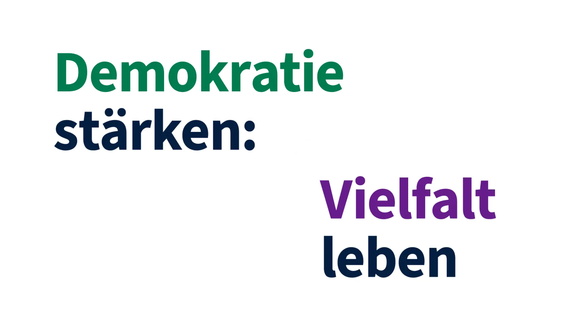 Schriftzug „Demokratie stärken: Vielfalt leben“ in Grün, Dunkelblau und Violett auf weißem Hintergrund.