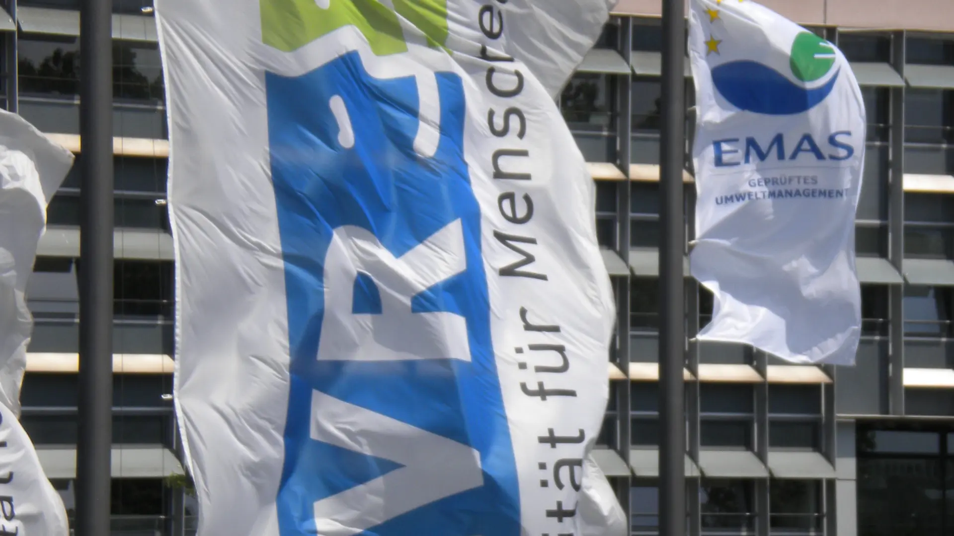 Das Bild zeigt wie vor dem LVR-Landeshaus in Köln-Deutz die LVR-Flagge und die EMAS-Flagge gehisst sind.