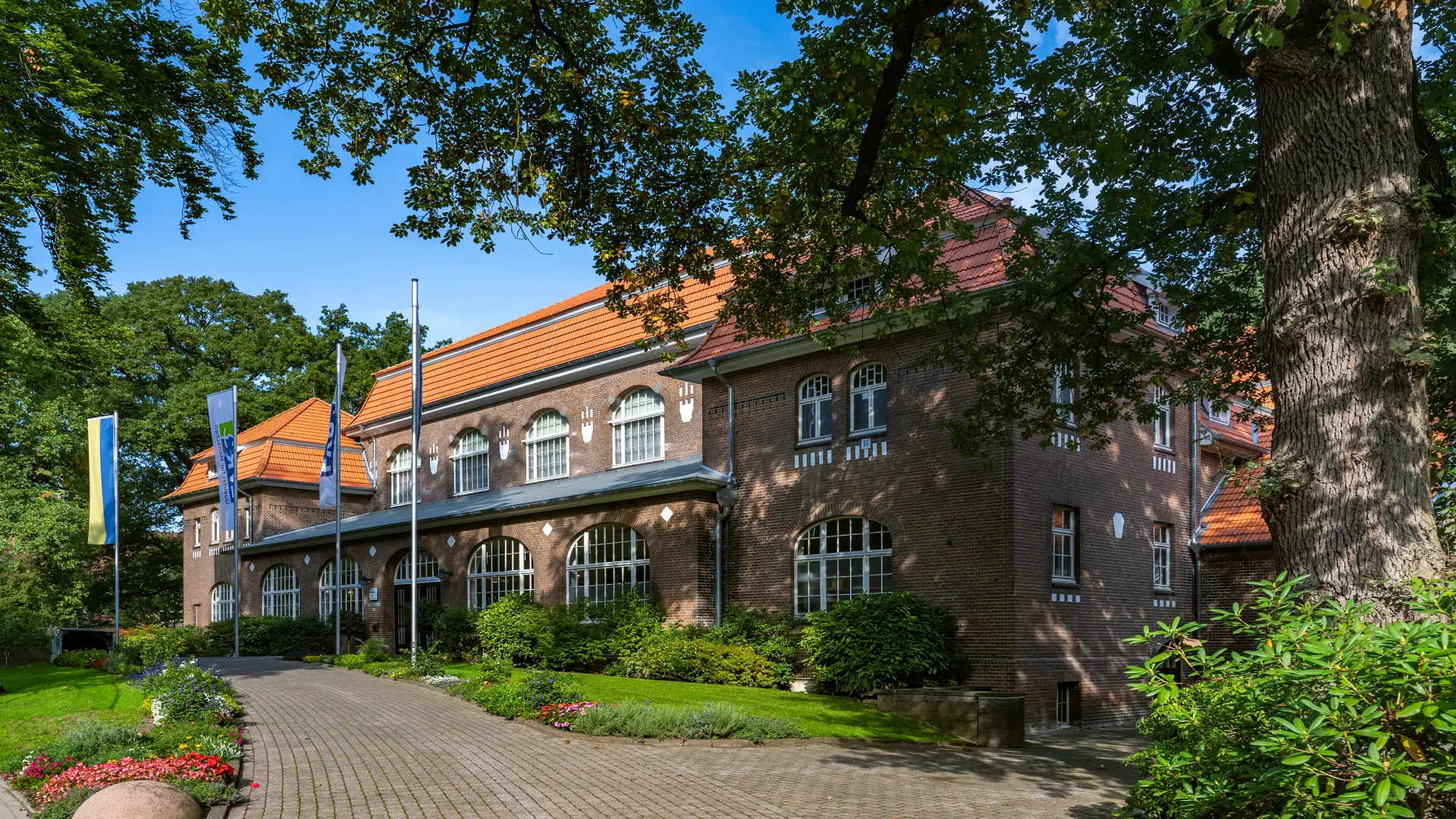 Das Foto zeugt die LVR-Klinik Bedburg-Hau von vorne mit LVR-Flaggen