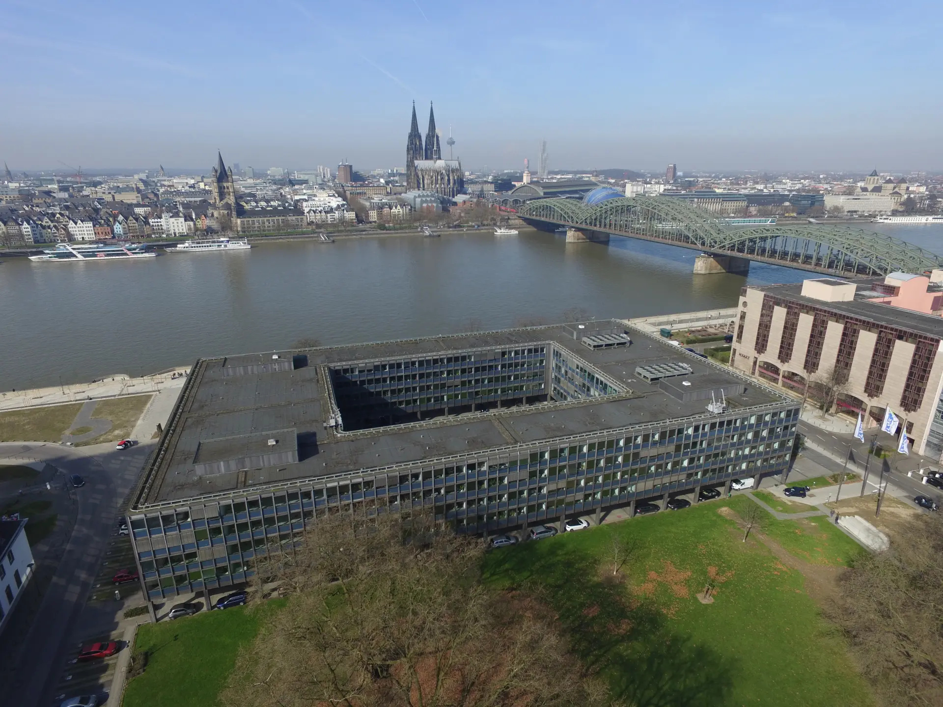 Das Foto zeigt das LVR-Landeshaus aus der Vogelperspektive mit Rhein und Dom im Hintergrund.