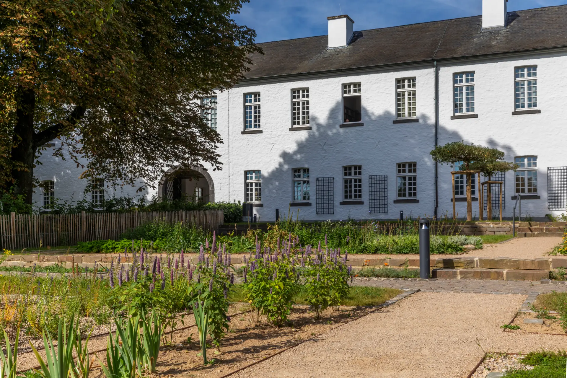 Das Bild zeigt den Klostergarten der Abtei Brauweiler