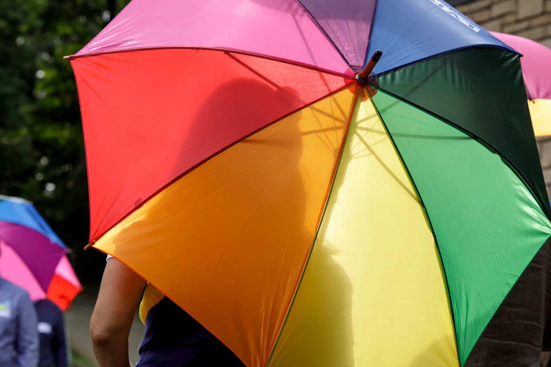 Schirm in Regenbogenfarben als Symbol für Vielfalt