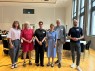 Eine Gruppe steht in einem Konferenzraum.