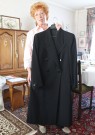 Frau mit einem schwarzen Mantel.