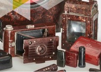 Verschiedene Gegenstände, z.B. ein alter Fotoapparat, aus dem Material Bakelit.