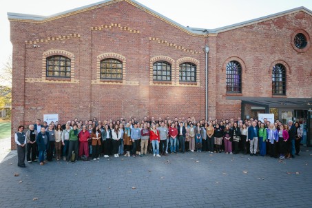 Große Gruppe vor einem Haus