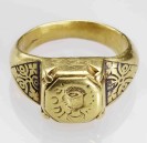 Foto: ein alter Ring aus Gold mit einer schönen Prägung