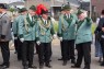 Mehrere Männer stehen in grüner Schützenuniform und mit Schützenkappen nebeneinander.