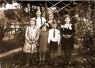 Eine Gruppe mit fünf Kindern steht zusammen.