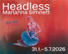 Zeichnung eines Frauenkörper mit Vogelkopf. Auf dem Schoß liegt ein abgetrennter Kopf, in dessen ein Auge ausgestochen ist. Daneben steht ein Tisch auf dem verschiedenen Behältern stehen. Text: Headless Marianna Simnett. 31.1.-5.7.2026.