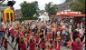 Viele feiernde Menschen stehen auf einem Platz.