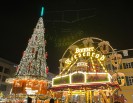 Foto: Weihnachtsmarkt bei Nacht mit beleuchtetem Riesenrad