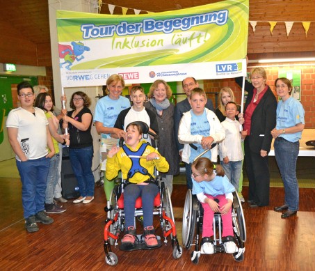 Gruppe von Kindern mit Erwachsenen mit Banner