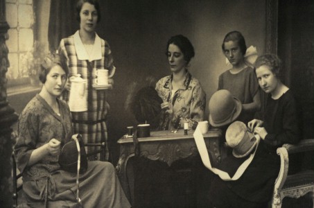Frauen beim Hüte-Machen auf einem Bild von früher.