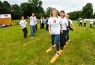 Gruppe von Menschen, die Sommerski auf einem Feld ausüben.