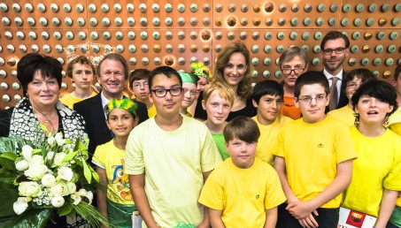 Gruppe von Frauen, Männern und Kindern in gelben T-Shirts