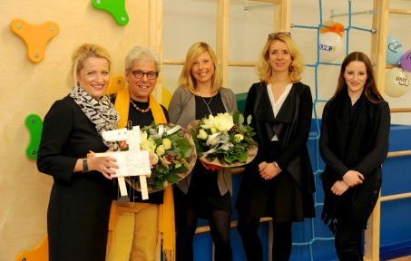 Frauen in Kindergarten.