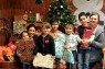 Gruppe von Kindern mit Weihnachtsgeschenken.