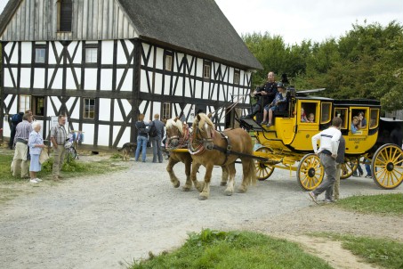 Kutschenwagen vor einem Fachwerkhaus