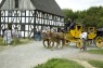 Kutschenwagen vor Fachwerkhaus