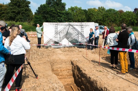 Menschen vor Banner auf einem Feld