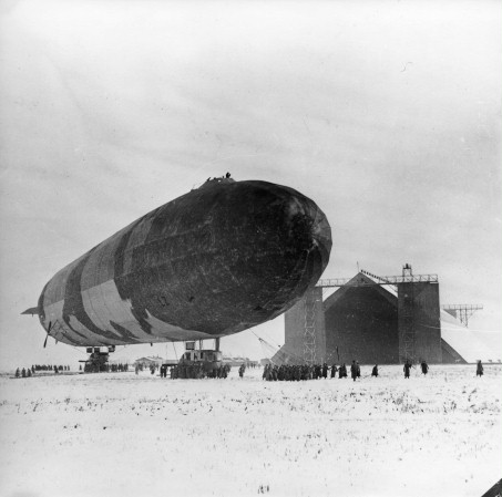 Schwarzweiß-Foto eines Luftschiffes