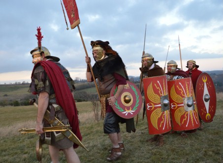 Soldaten mit Schildern auf einem Feld