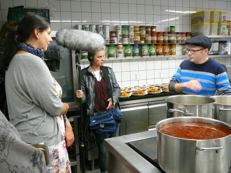 Drei Personen bei Interview in einer Küche