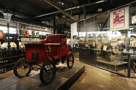 altes Auto als Teil einer Ausstellung.